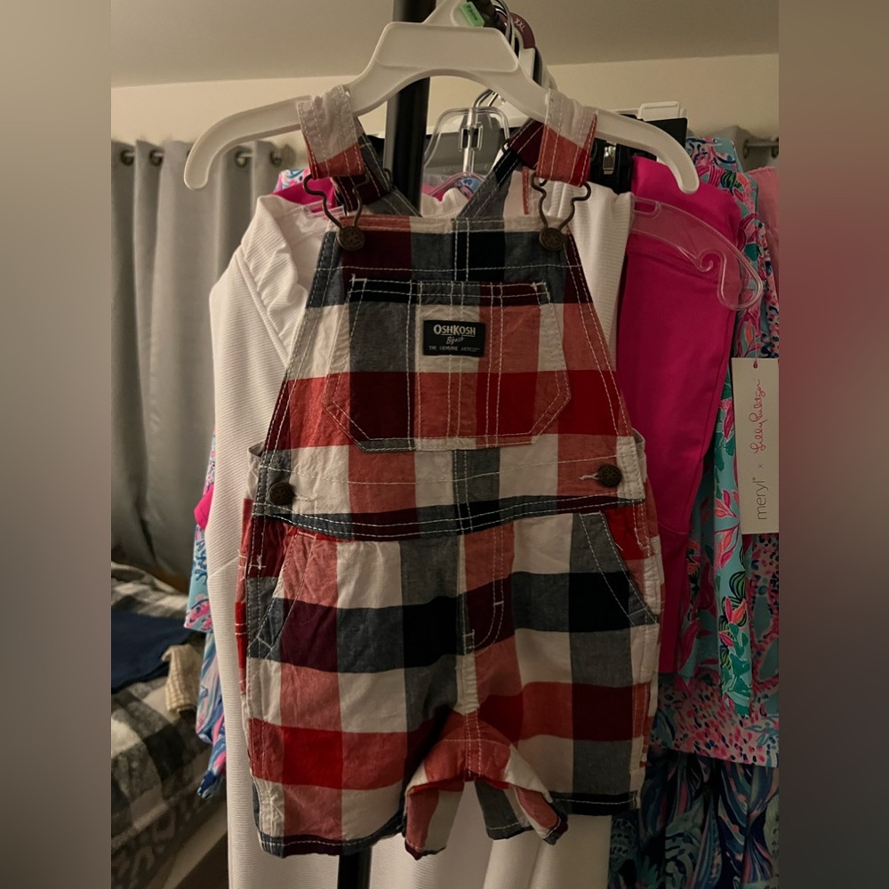 OSHKOSH BGOSH RED WHITE AND BLUE SHORTS OVERALLS, NEW WITHOUT TAGS, 18M